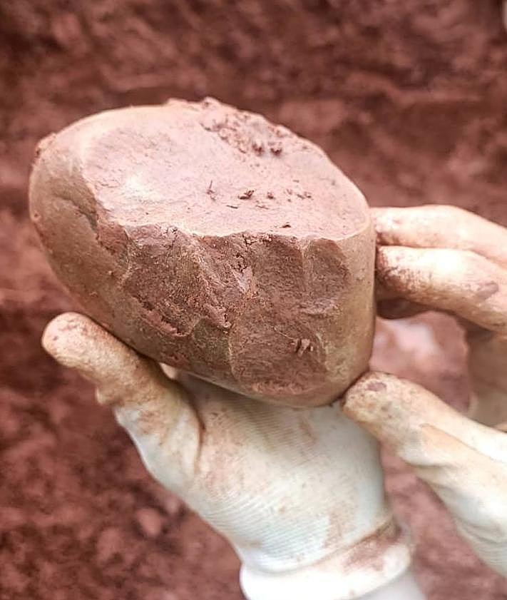 Imagen secundaria 2 - Excavación en el yacimiento y canto tallado de cuarcita. 