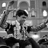 Jarocho, novillero de Huerta de Rey, sale por la puerta grande de Las Ventas