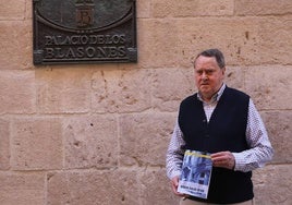 Goyo del Santo posa con su nuevo libro: 'Casas «del Canto», mancebías, festejos taurinos e intrahistoria en Burgos (siglos XV-XIX)'.