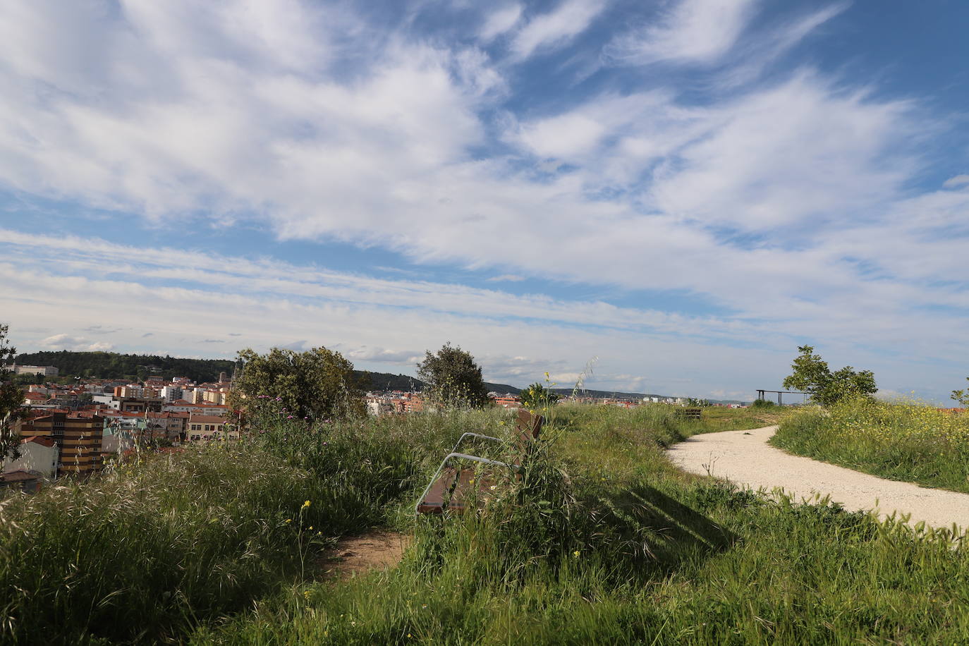 Imágenes del abandono del parque de San Isidro en Burgos