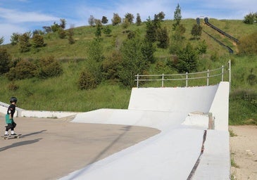 Los usuarios del skatepark de San Isidro avanzan en la reparación de la pista