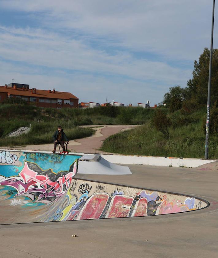 Imagen secundaria 2 - Las reparaciones del skatepark son visibles.