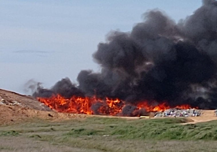 Incendio en el vertedero de Abajas.