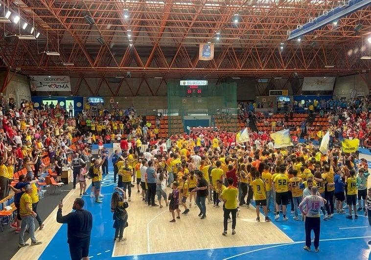 La afición entregada en un partido histórico para el balonmano burgalés.