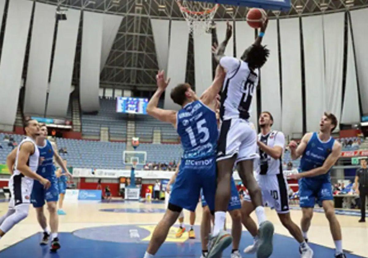 Fotografía del partido disputado en San Sebastián entre el Tizona Burgos y el conjunto vasco, en la temporada regular.