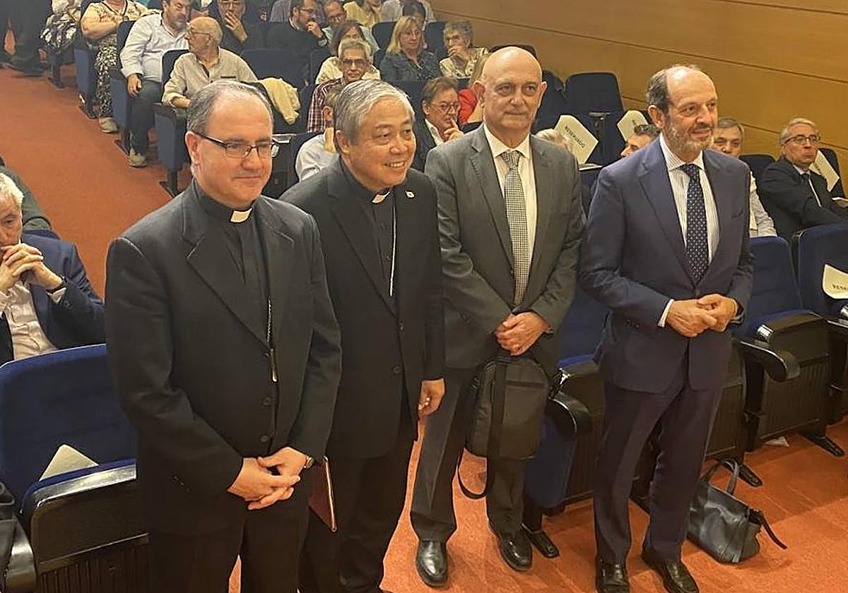 El obispo de Calahorra y La Calzada-Logroño, Santos Montoya; el nuncio del Vaticano en España, Bernardito Auza; el presidente de La Bitácora XXI, Juan Antonio Gómez Trinidad; y el presentador de la conferencia, José Luis Prusén.
