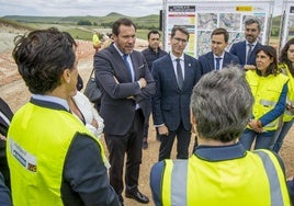 Puente ha visitado las obras del tramo de la A-12 entre Santo Domingo de la Calzada y Villamayor del Río.