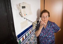 Imagen de archivo de una mujer usando el teléfono de su casa.