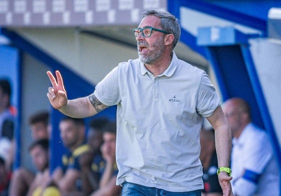 Jon Pérez Bolo, dirigiendo el choque frente al Alcorcón.