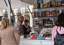 Cientos de curiosos se han acercado cada día a ver las doce casetas expuestas en la plaza Mayor.