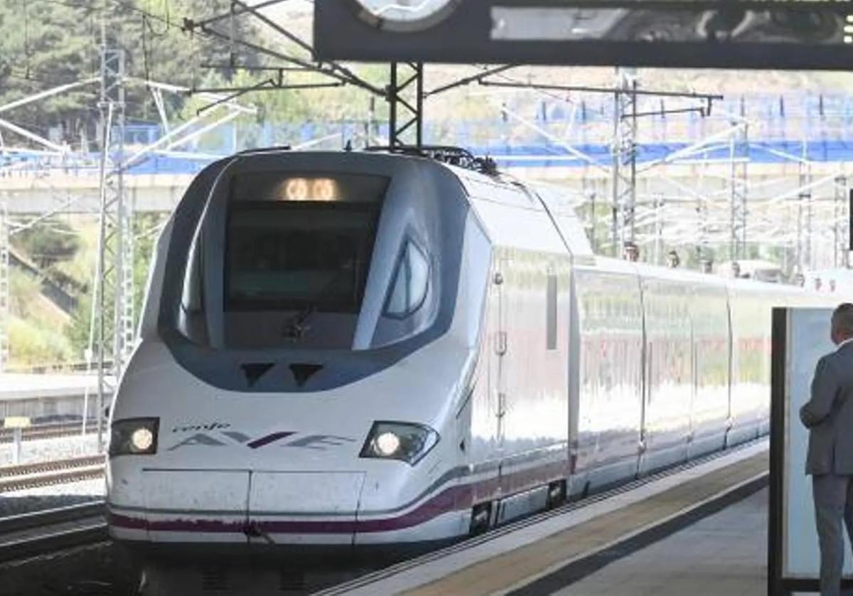 Imagen de un tren AVE entrando en la estación de Burgos.