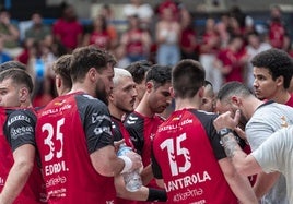 Jugadores del Balonmano Burgos durante la final ante el Villa de Aranda.