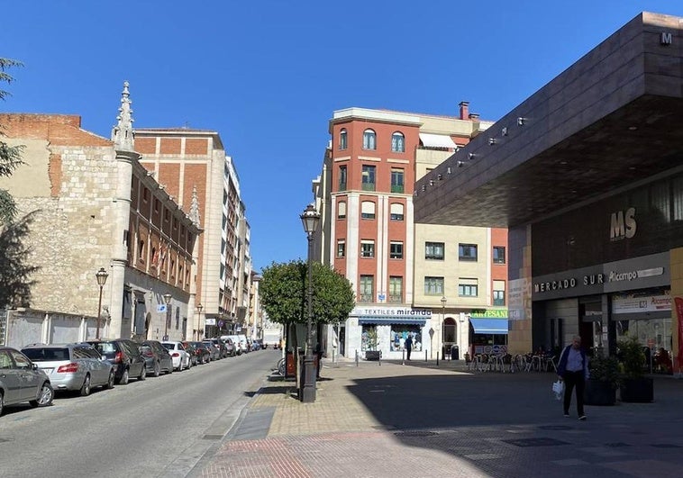 La calle Miranda siempre está llena de gente y coches.