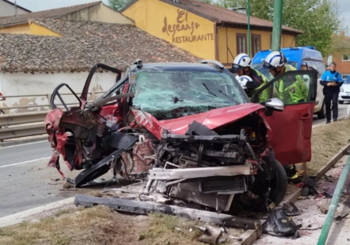 Imagen del vehículo tras el siniestro contra la farola.