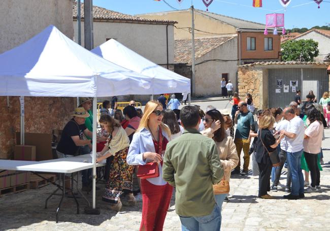 Asistentes de la Feria del Vino recogiendo sus copas