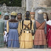 Los dos nuevos Gigantones ya tienen trajes y esperan su estreno para Sampedros