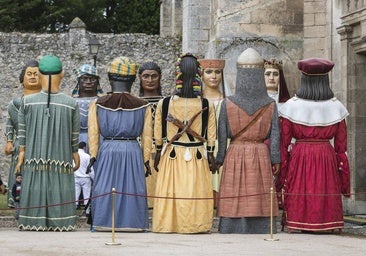 Los dos nuevos Gigantones ya tienen trajes y esperan su estreno para Sampedros