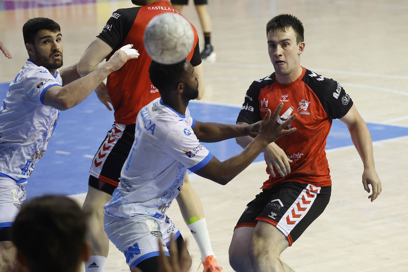 El partido del UBU San Pablo Burgos contra el Cangas, en imágenes