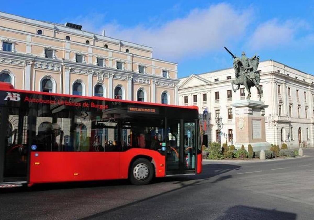 Autobús urbano a su paso por la plaza Mío Cid.