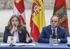 La alcaldesa de Burgos, Cristina Ayala (PP), junto con el vicealcalde, Fernando Martínez-Acitores (Vox).