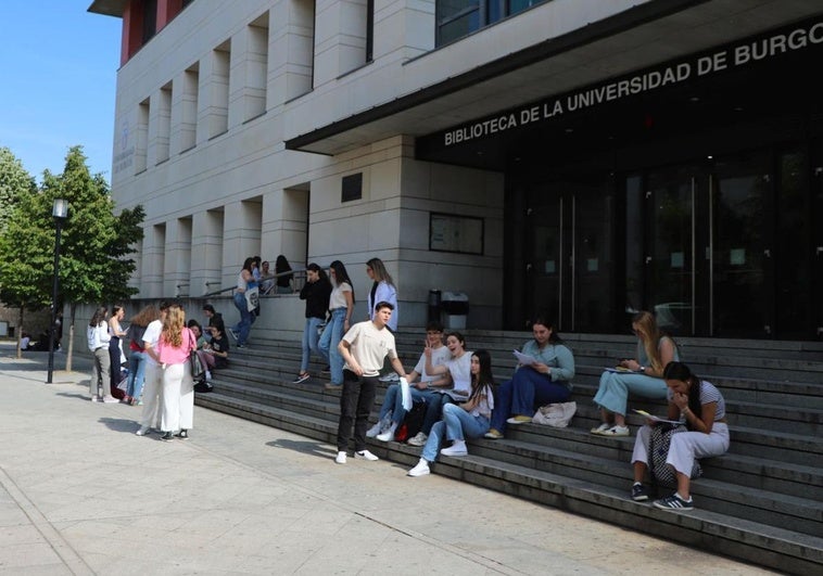 Alumnos de la EBAU repasan antes del segundo examen.