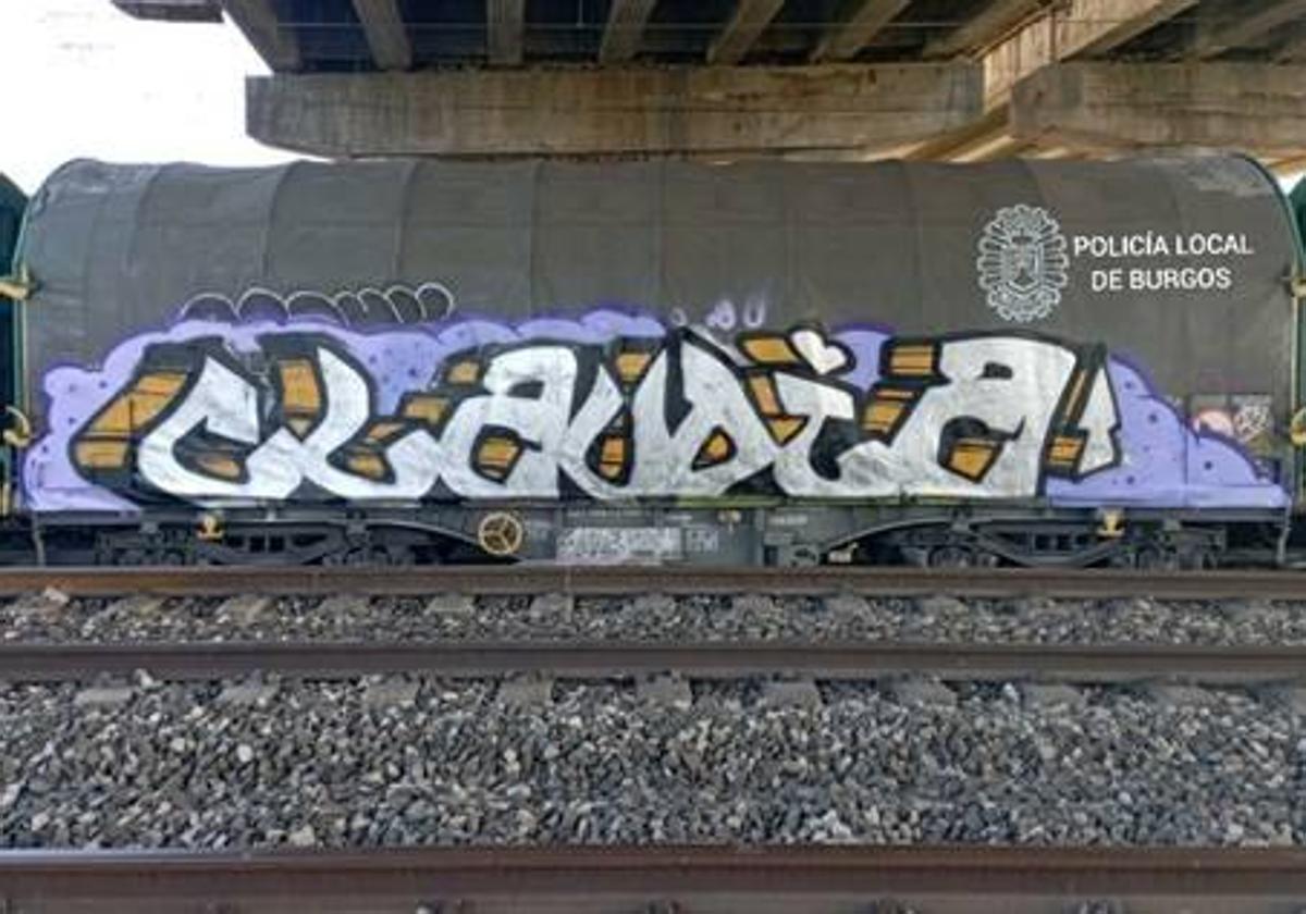 Uno de los trenes vandalizados en Burgos.