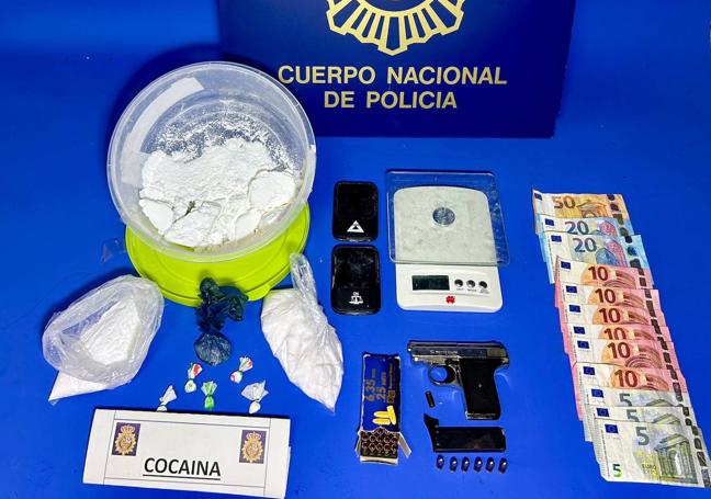 Cocaína, arma de fuego y dinero en efectivo entre otros útiles incautados en el piso de Burgos.