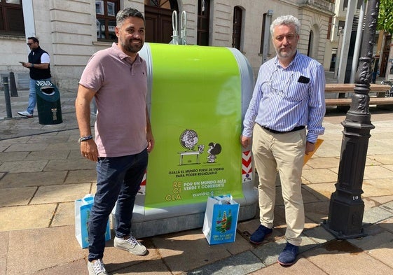 Carlos Niño, concejal de Medio Ambiente del Ayuntamiento de Burgos, (dcha.) y José Carlos Agustina, gerente de Ecovidrio de Castilla y León, junto a uno de los contenedores de la campaña.
