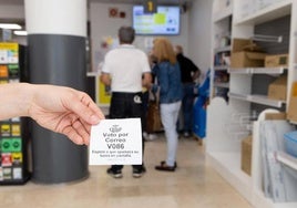 Ticket de turno para procesar el voto por correo en una oficina de Correos.