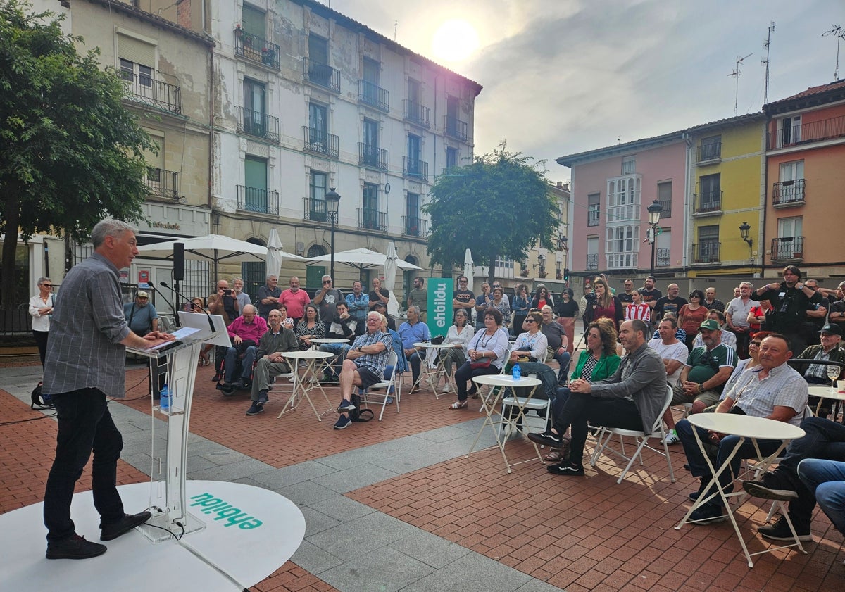 Imagen principal - En torno a un centenar de mirandeses acudieron a la cita