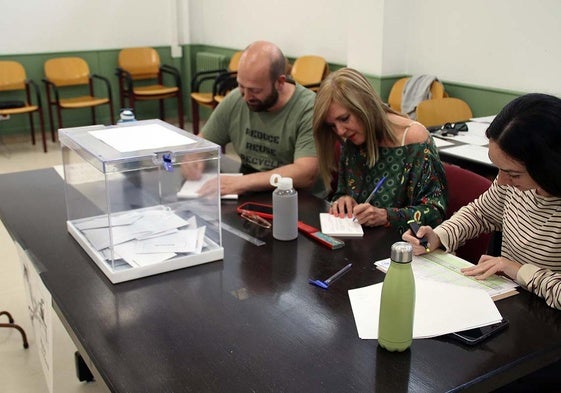 Mesa electoral en Burgos.