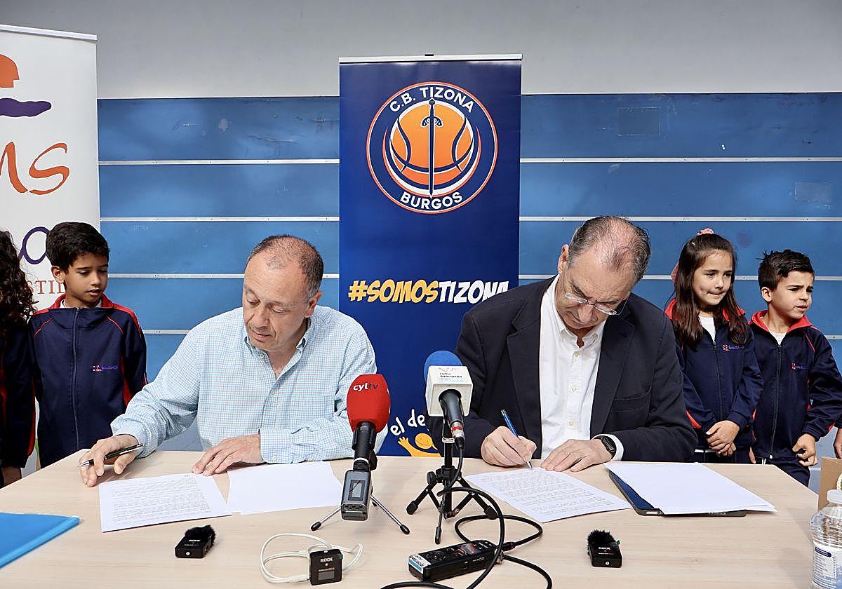 Miguel Ángel Benavente, presidente del C.B. Tizona, (dcha.) y Andrés Moreno, director del colegio, durante la firma del convenio.