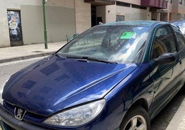 Coche abandonado en Burgos.