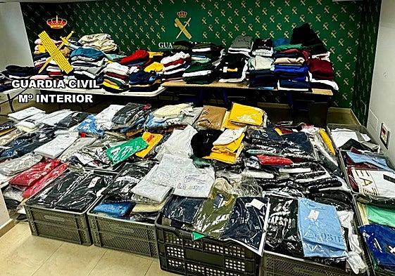 Prendas confiscadas al vendedor ambulante.