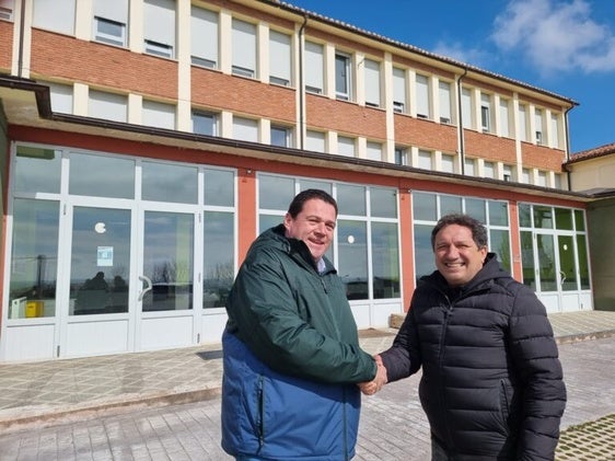 Julio Ruiz Capillas, alcalde de Busto de Bureba, junto a Eusebio Sacristán