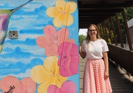 Daniela Hernández a la puerta del Centro de Educación Especial Puentesaúco, en Burgos.