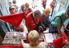 Imagen de la venta de pañuelos de las fiestas del año pasado.