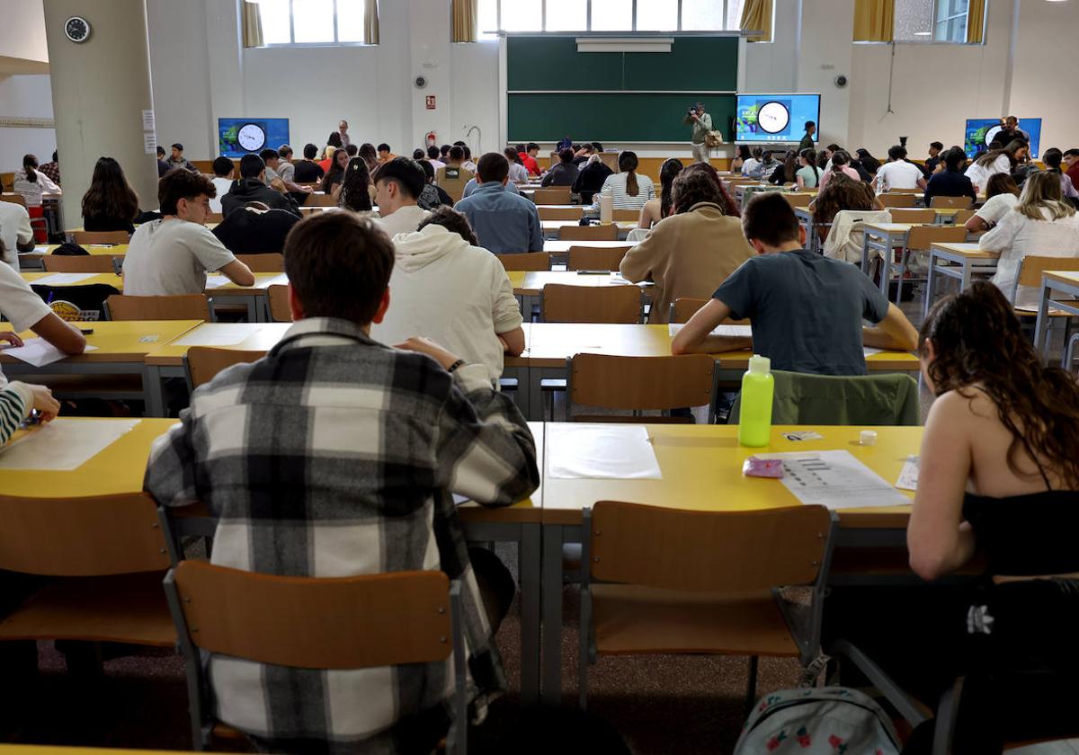 Estudiantes realizando la EBAU en Burgos.