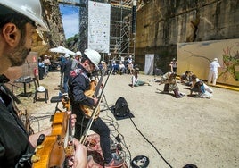 El creador realiza una 'action painting' en directo sobre un lienzo de 27 metros cuadrados, inspirándose en el entorno del lugar.