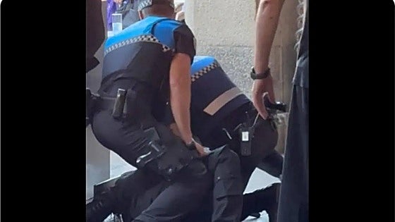 Un joven agrede violentamente a un camarero en la Plaza Mayor de Salamanca