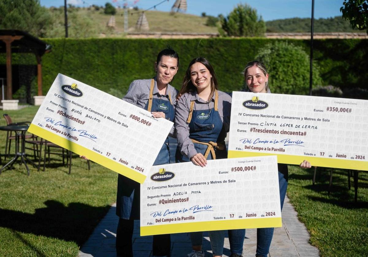 Nuria Basurto a la izquierda, junto a las otras dos ganadoras.