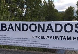 «Abandonados por el Ayuntamiento», reza la pancarta instalada por los vecinos de esta urbanización de Medina de Pomar.