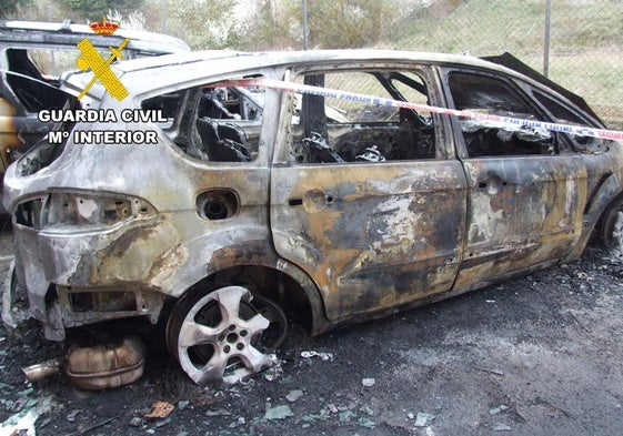 Estado en el que quedó un coche de un agente tras ser atacado por este grupo criminal.