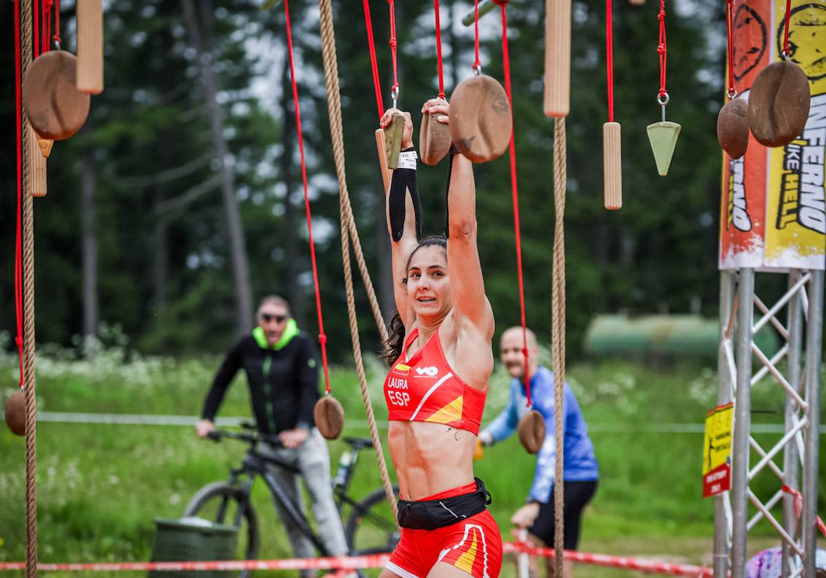 Laura Camarero en uno de los obstáculos.