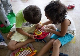 Imagen de archivo de dos niños jugando