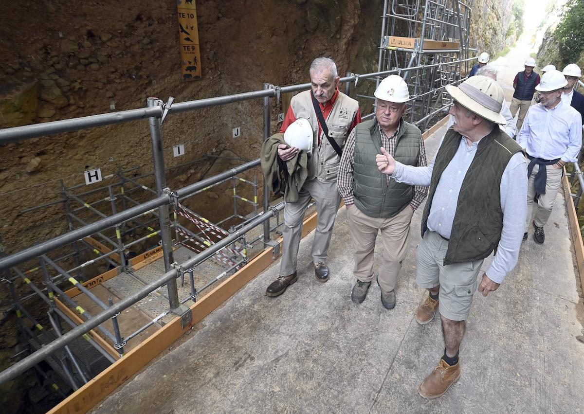 Imagen secundaria 1 - Visita a los yacimientos de Atapuerca en el comienzo de las excavaciones. 