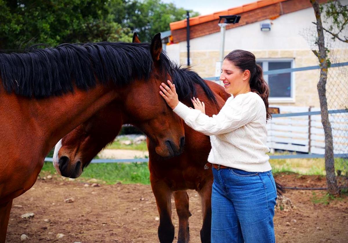 Sara Burgos, gerente y fundadora de Mil Encinas, con algunos de los caballos de su centro cerca de Carcedo.