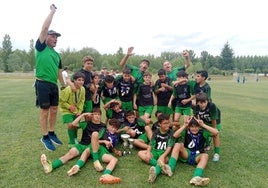 Foto de uno de los equipos de la Escuela de Fútbol de Salas.