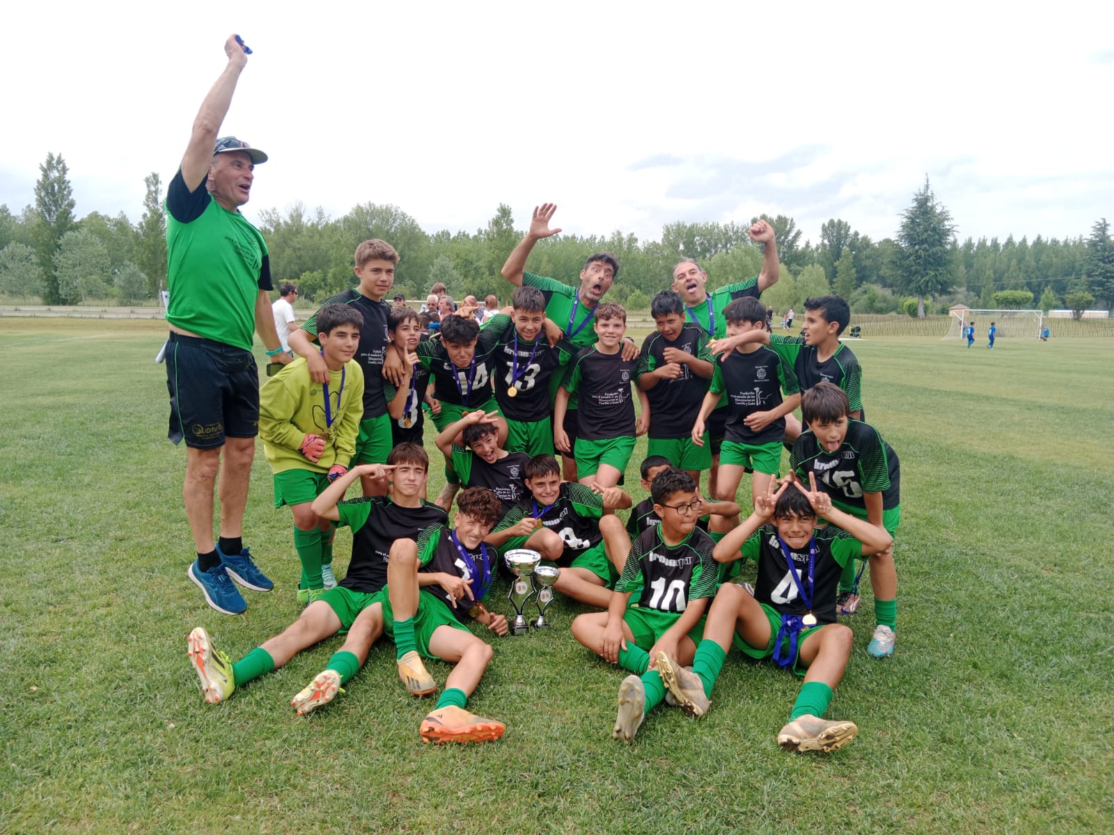 Imágenes de los diez años de la Escuela de Fútbol de Salas