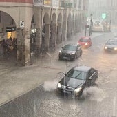 Una impresionante tromba de agua convierte la calle Santander en una piscina